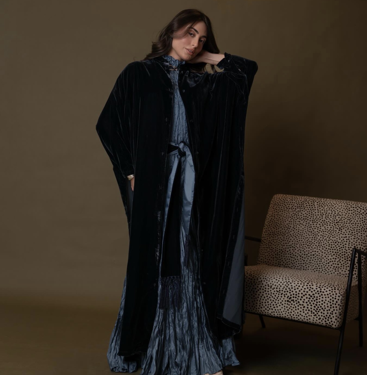 طقم من تصاميم SAAR Design باللون الأزرق الضبابي