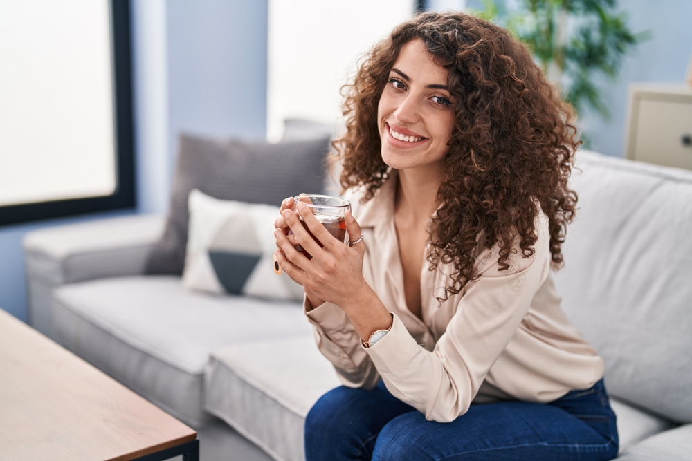 طقوسٌ بسيطة كشرب شاي الأعشاب صباحًا تُعزَز صحتكِ ورفاهكِ