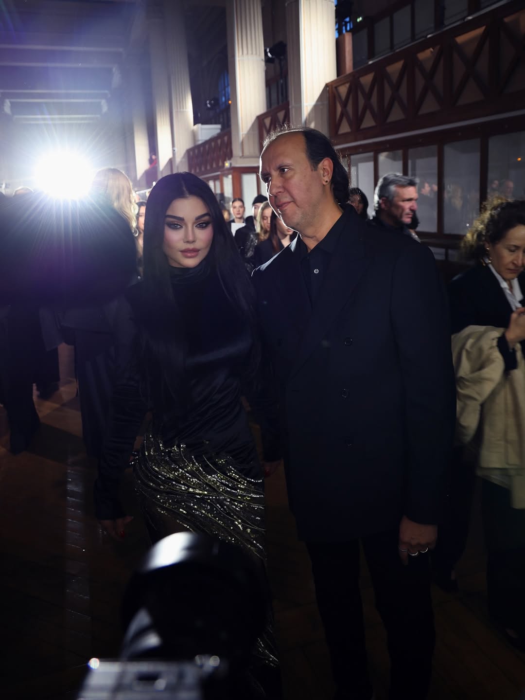 هيفاء وهبي متألقة بالفستان الأسود في عرض طوني ورد