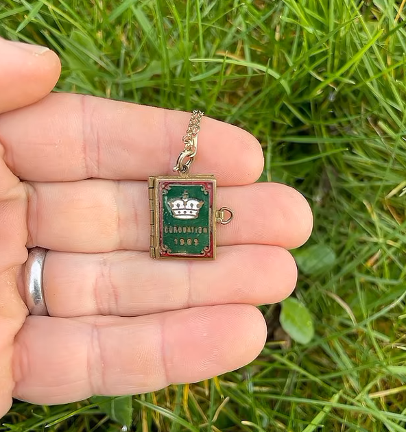 قلادة عمرها 120 عام بها صورة الملكة فيكتوريا