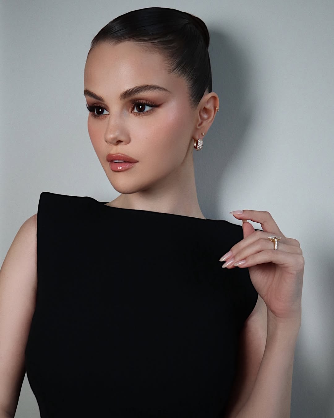 ظلال العيون البرونزية مع اللون المشمشي بأسلوب Selena Gomez