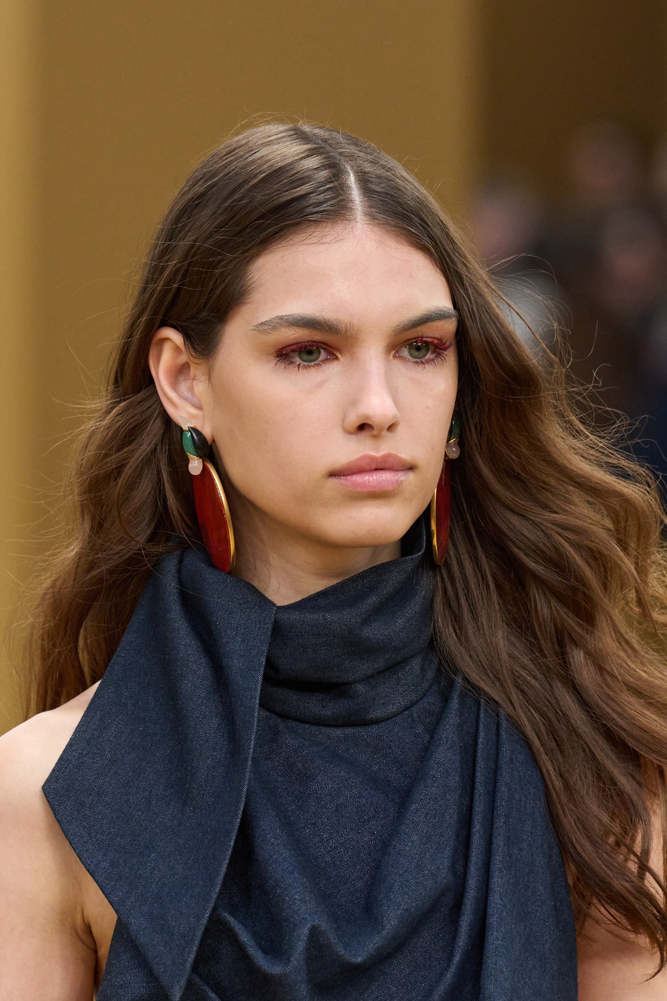 ظلال العيون الحمراء مع الماسكارا من دار Zimmermann