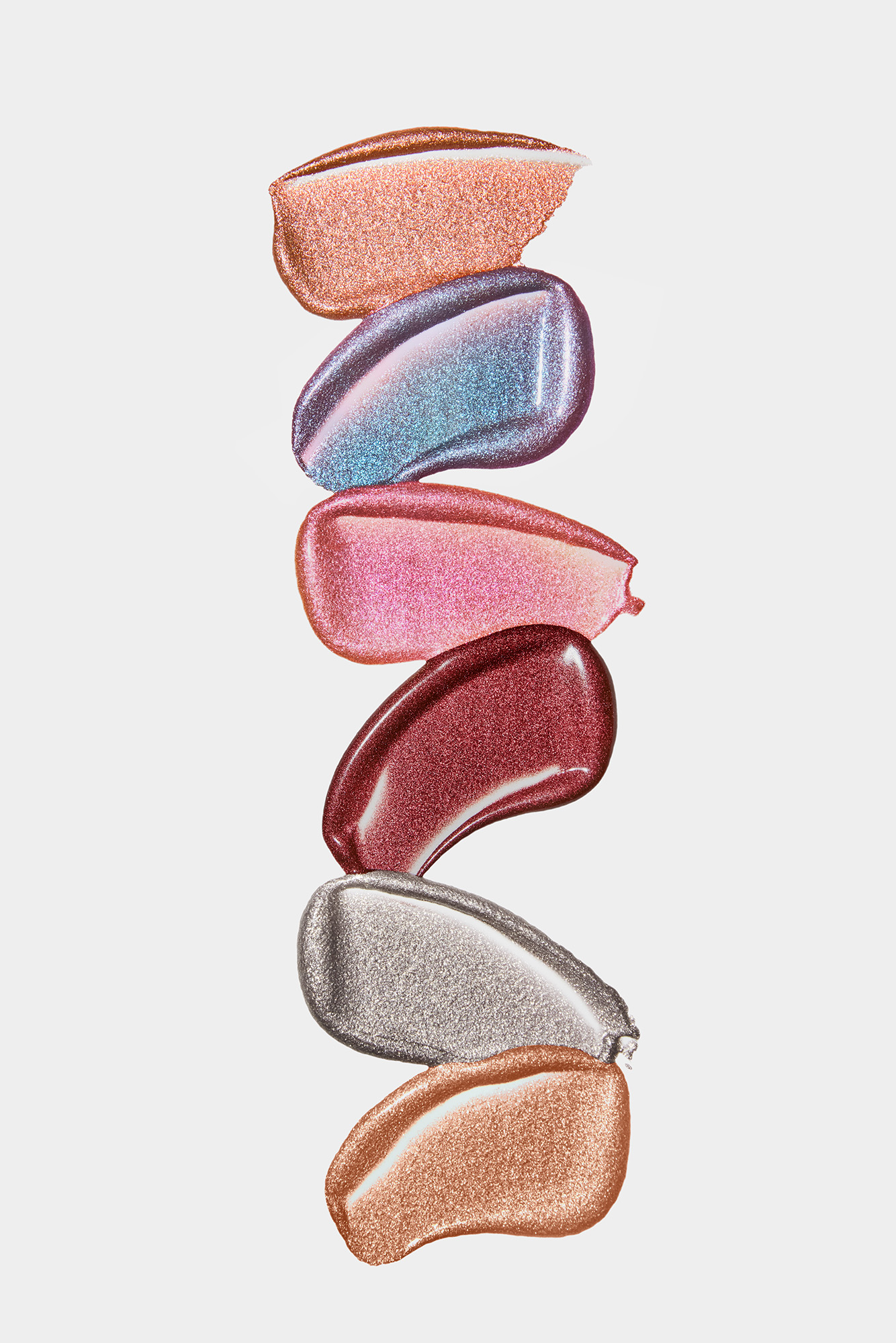 ظلال العيون السائلة 247 Gliz-On من Urban Decay التي تمنحك بريقاً لامعاً ينساب على الجفون بخفّة استثنائية