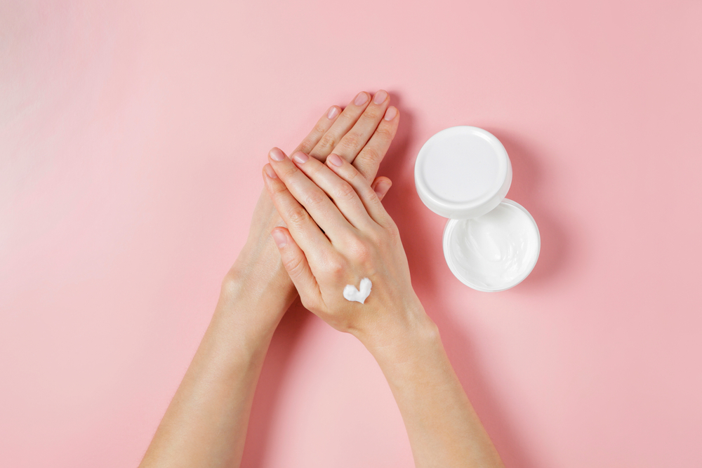 ظهور منافع الريتينول على جمال اليدين