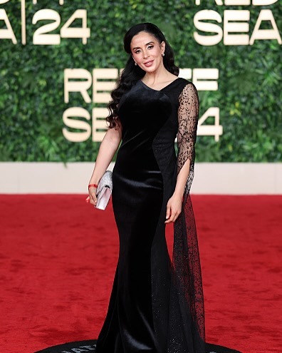 عائشة كاي بفستان سهرة بسيط باللون الأسود بقصة الحورية