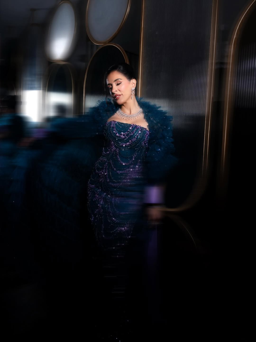 عائشة كاي بفستان سهرة مرصع مرفق بكاب دراماتيكي