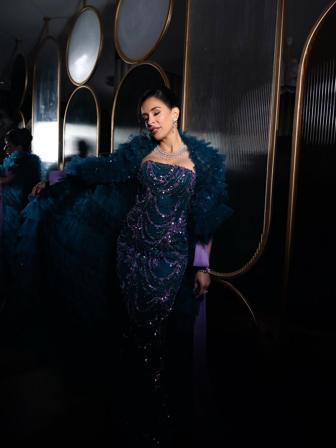  عائشة كاي بفستان سهرة مرصع مرفق بكاب دراماتيكي