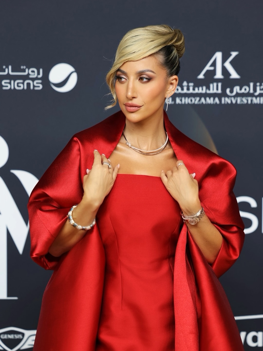 عارضة الأزياء السعودية روز بطقم Tiffany Knot من الذهب الأبيض