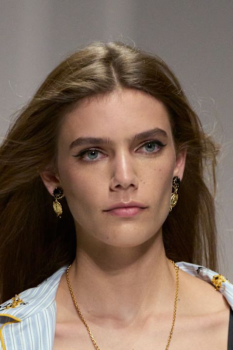 عارضة دار Dolce Gabbana من اسبوع الموضة الباريسي حيث تختار الباريسيات مكياج ناعم يبرز الملامح
