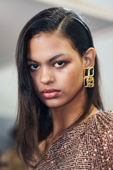 عارضة دار Elie Saab