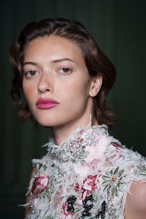 عارضة دار Erdem بمكياج 2026