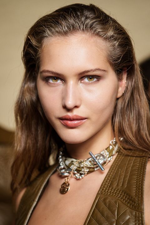 عارضة دار Hermes بمكياج 2026