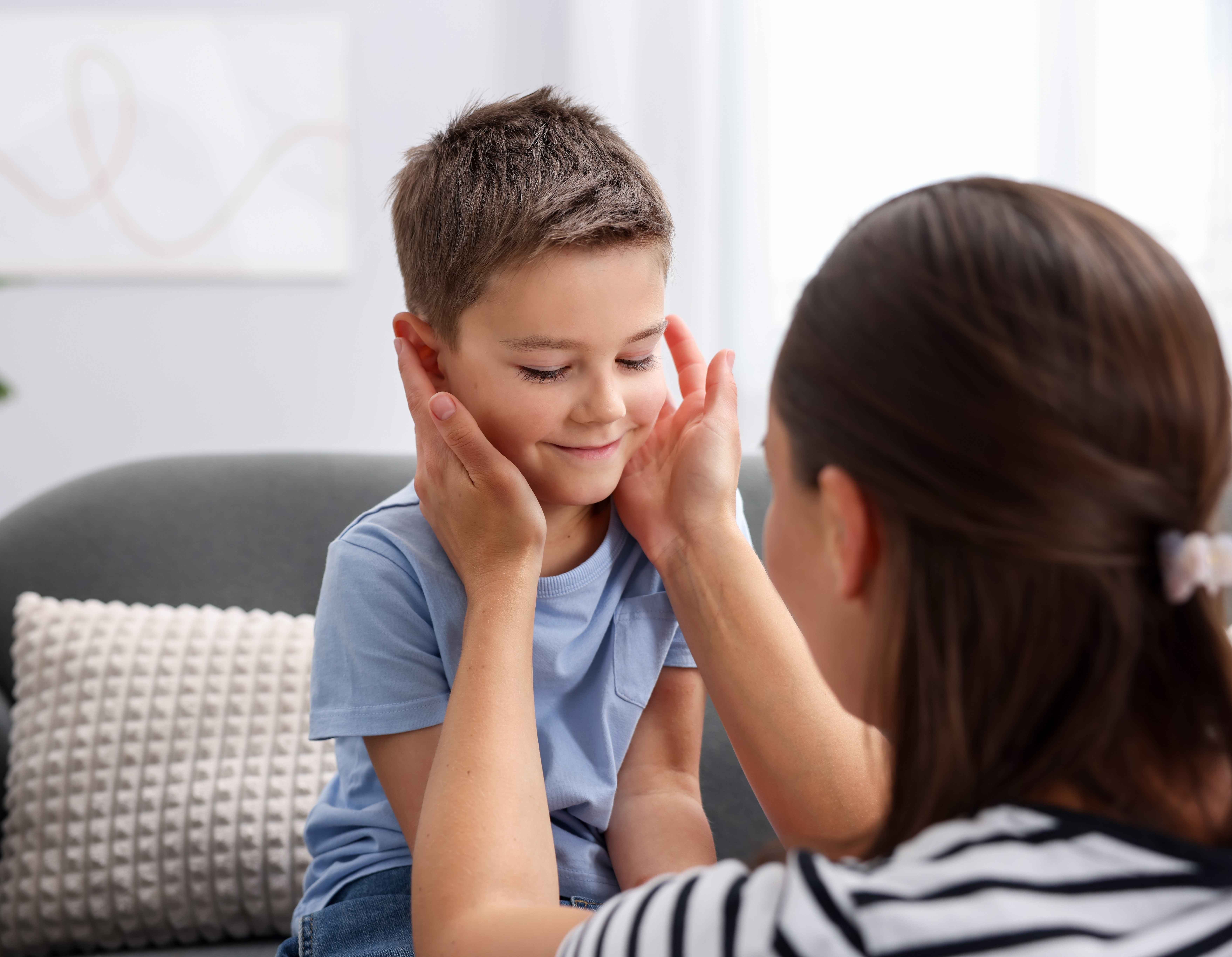 عالجي توتر أطفالك باحتضانك لهم وبمعالجة التوتر لديك