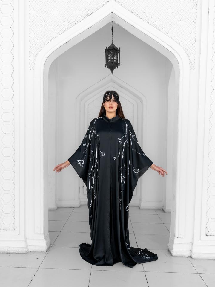 عباءات شرقية بتطريزات فخمة من المصمم محمود عنتر