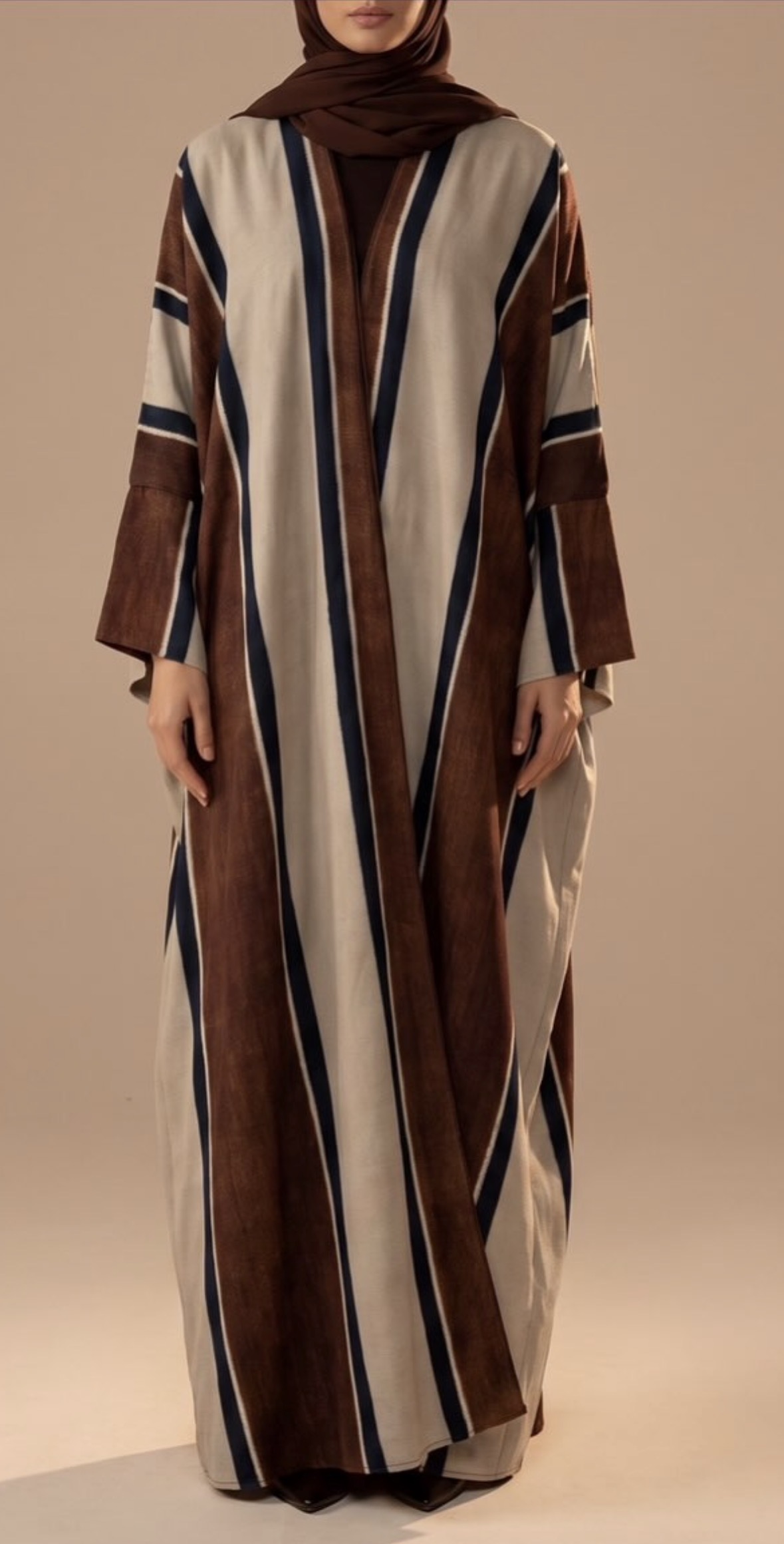 عباءة أنيقة بطبعة الstripes بألوان متناغمة من العلامة ZAM Abaya