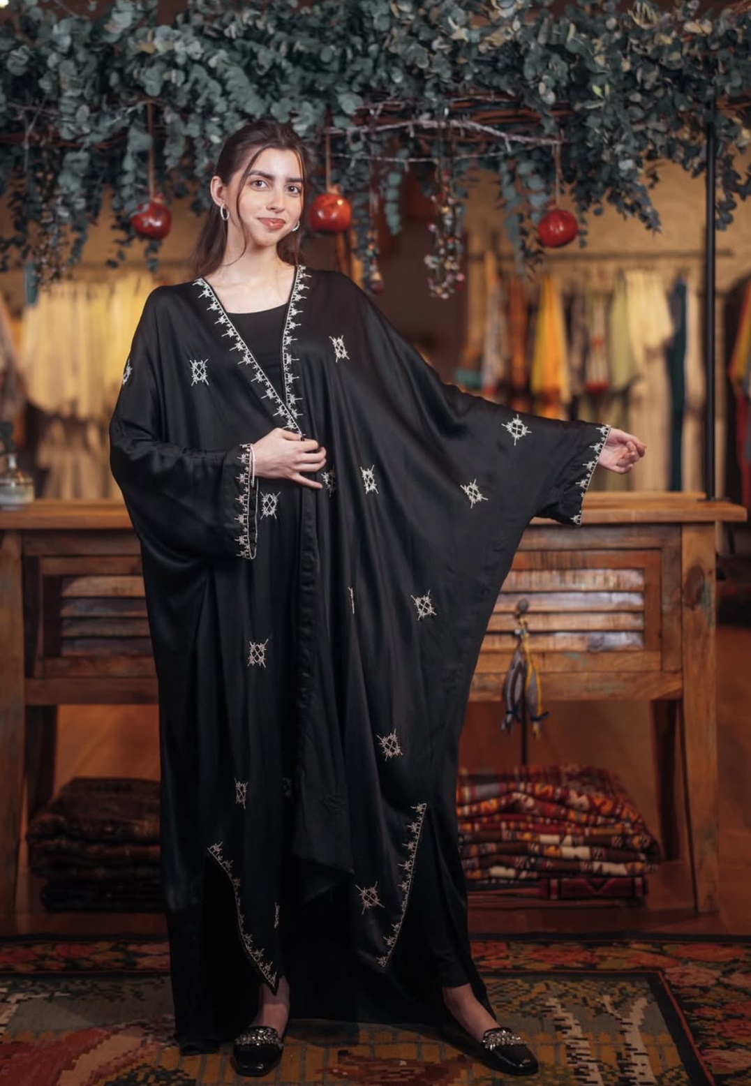 عباءة أنيقة من إيمان جوهرجي تمزج بين التراث والعراقة