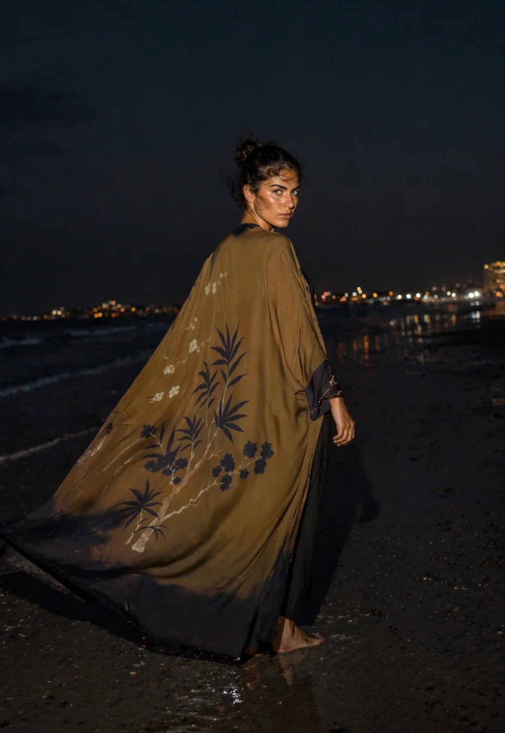 عباءة انيقة بطبعة خاصة بالعلامة The Untitled Project