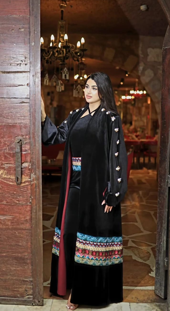 عباءة باللون الأسود المخملي من Leenarabyatbespoke