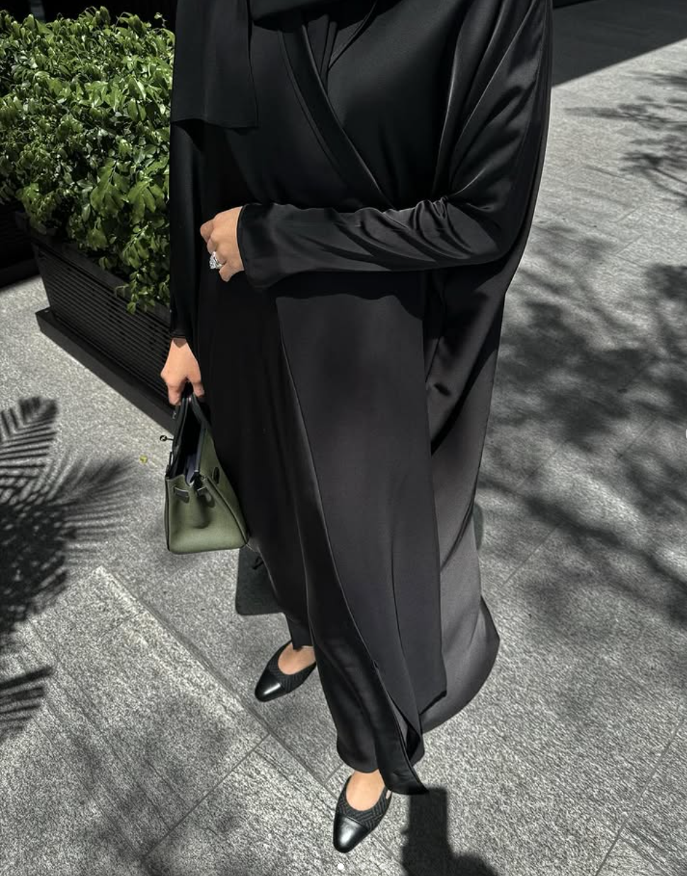عباءة باللون الأسود من تصميم منال الحمادي