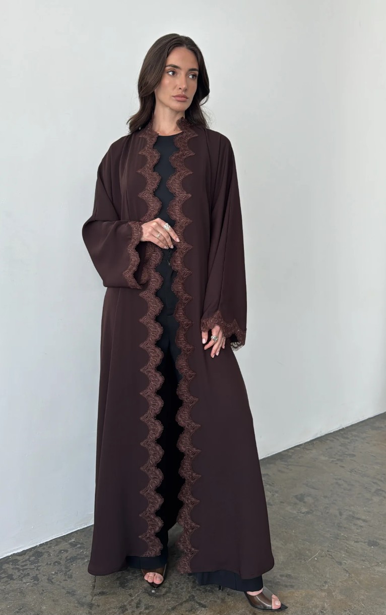 عباءة باللون البني من Des Farah