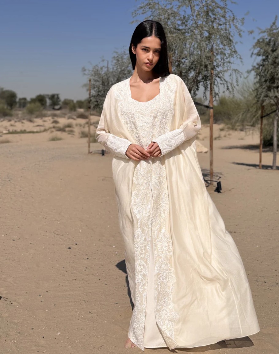 عباءة باللون العاجي من حصة الفلاسي