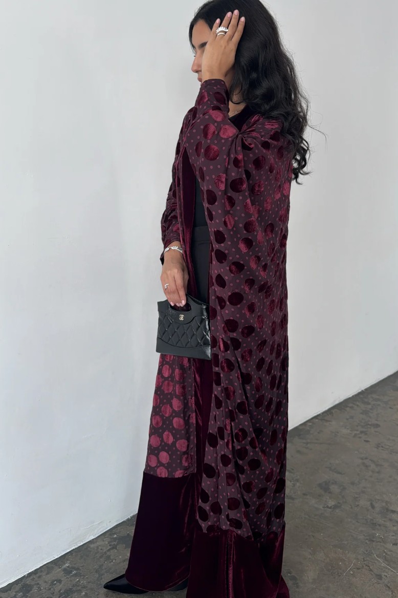 عباءة باللون العنابي من Des Farah