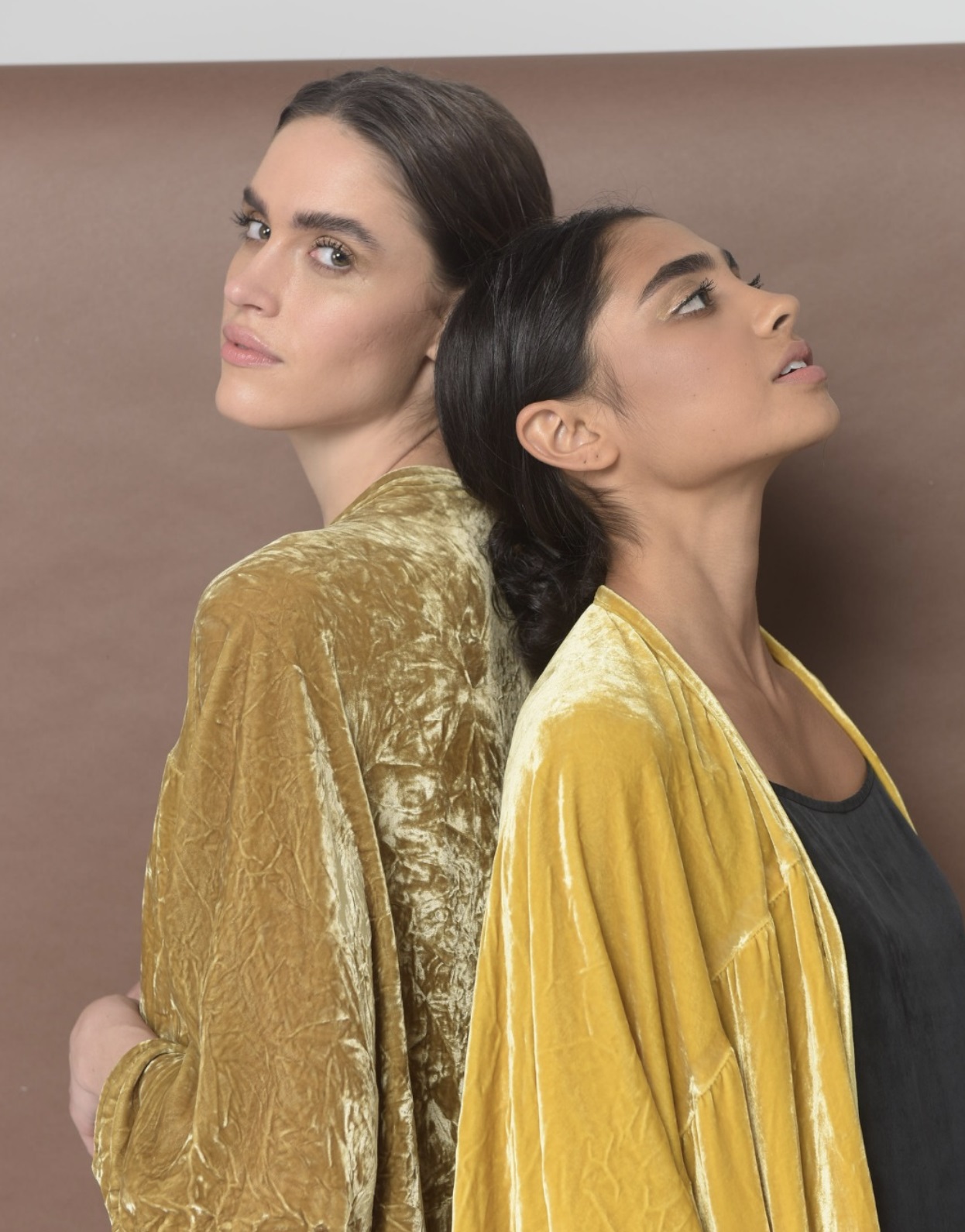 عباءة بالمخمل الفاخر من Haal Inc