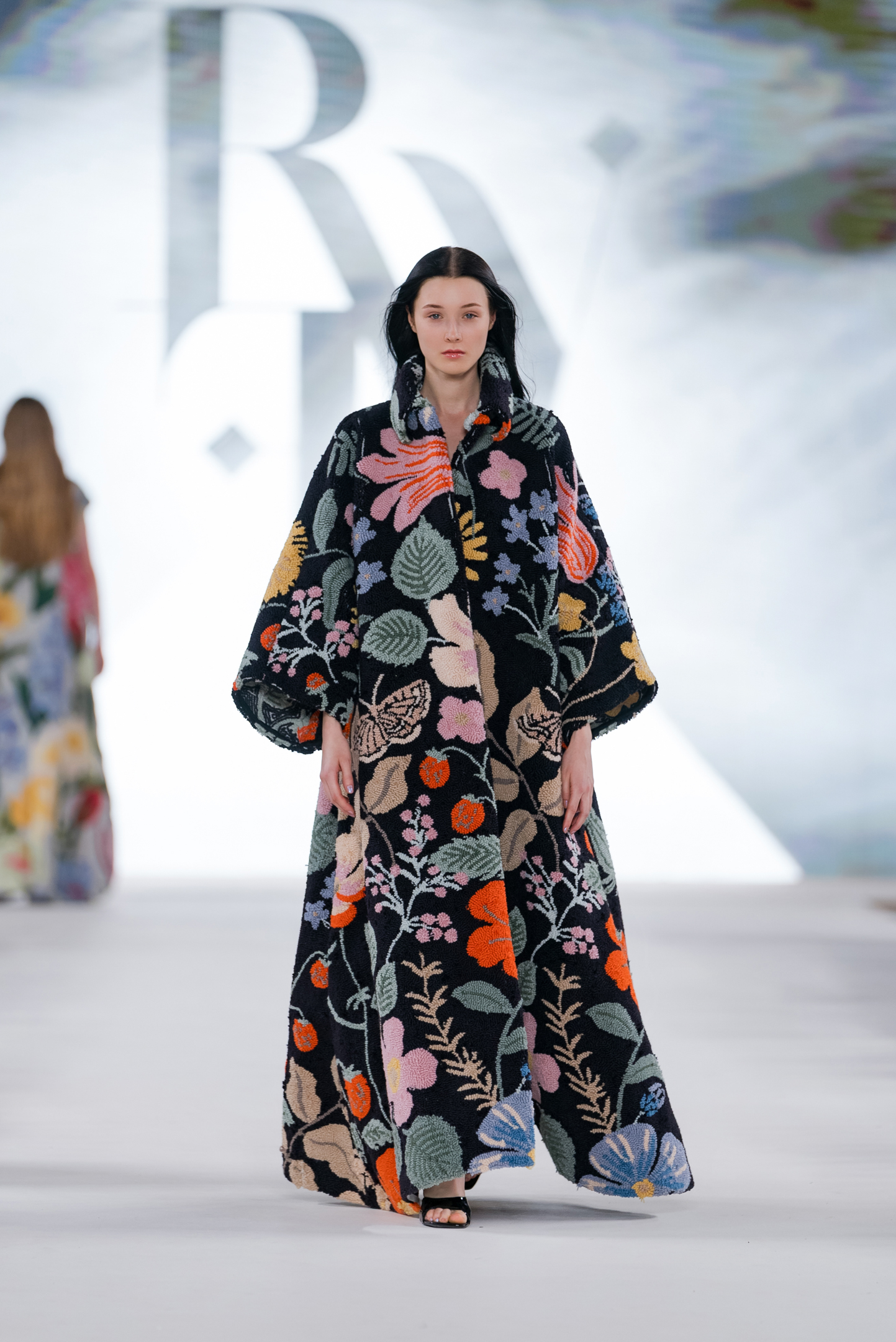 عباءة بتصميم المعطف الطويل من Kaf by Kaf