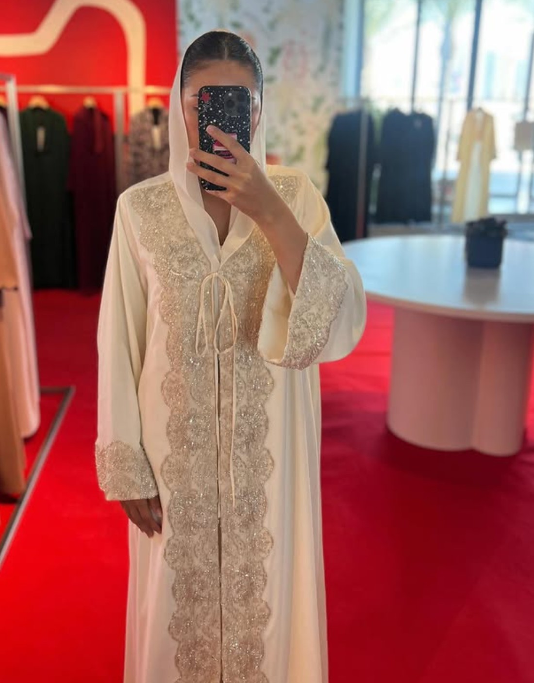 عباءة بتطريز راقي من حصة الفلاسي