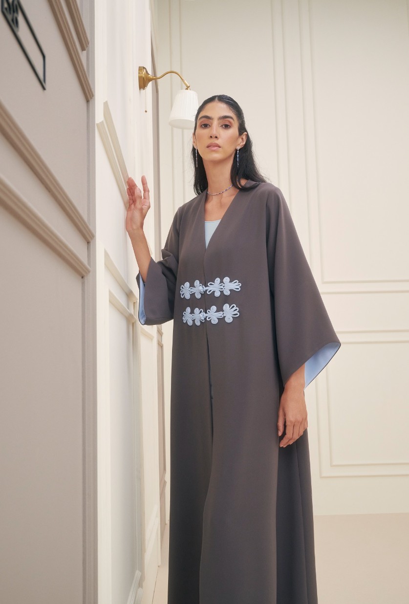 عباءة بتفاصيل بسيطة من Sekka38