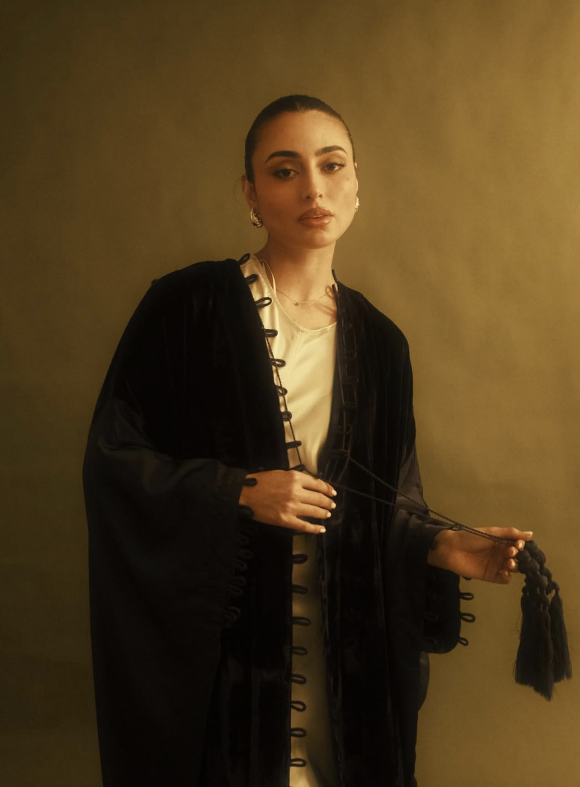 عباءة بشت حرير مع تفاصيل مميزة من العلامة Be Chic