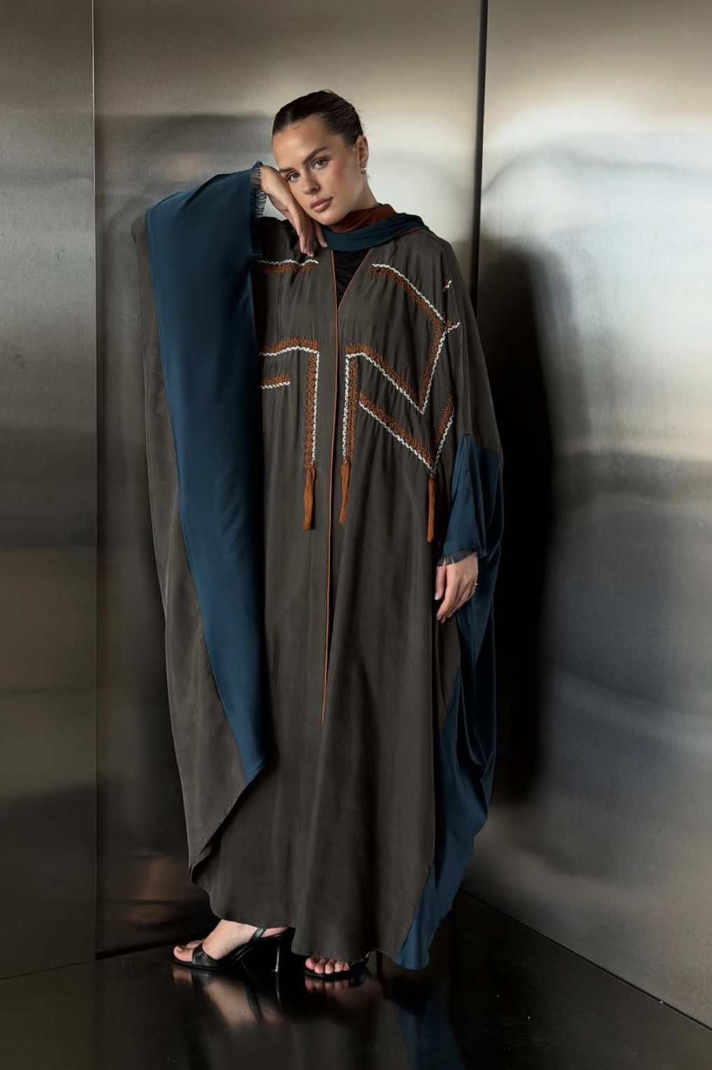 عباءة بشت من لونين مع تطريز من العلامة Motif Abaya