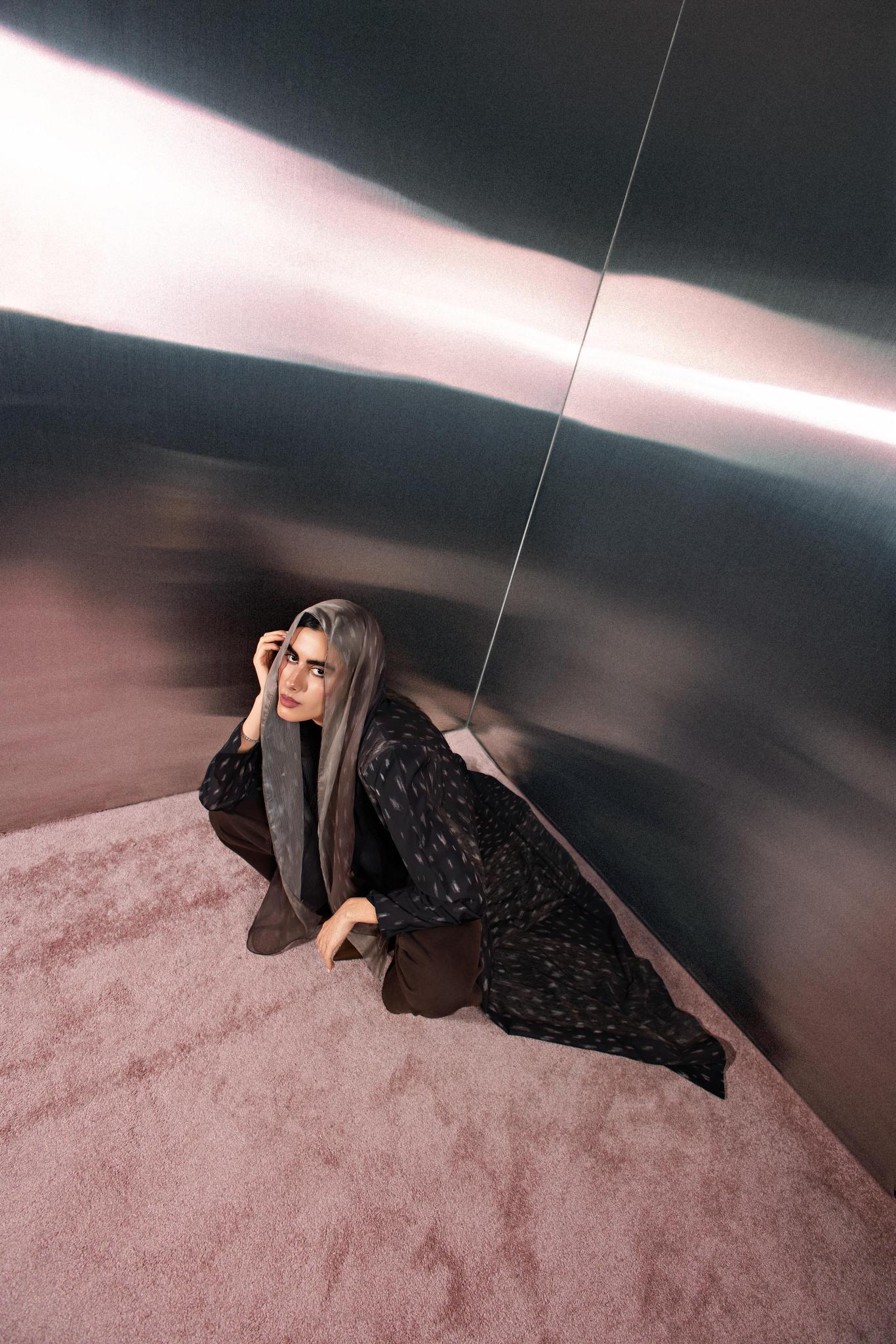 عباءة بطبعة الغزال من العلامة القطرية Riona