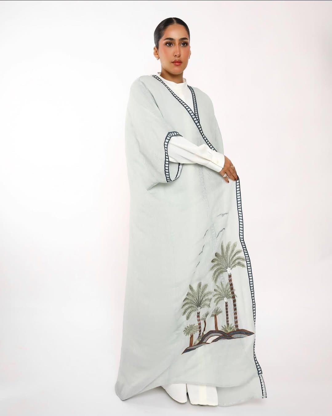 عباءة بطبعة النخلة من تصميم عبايات سيف