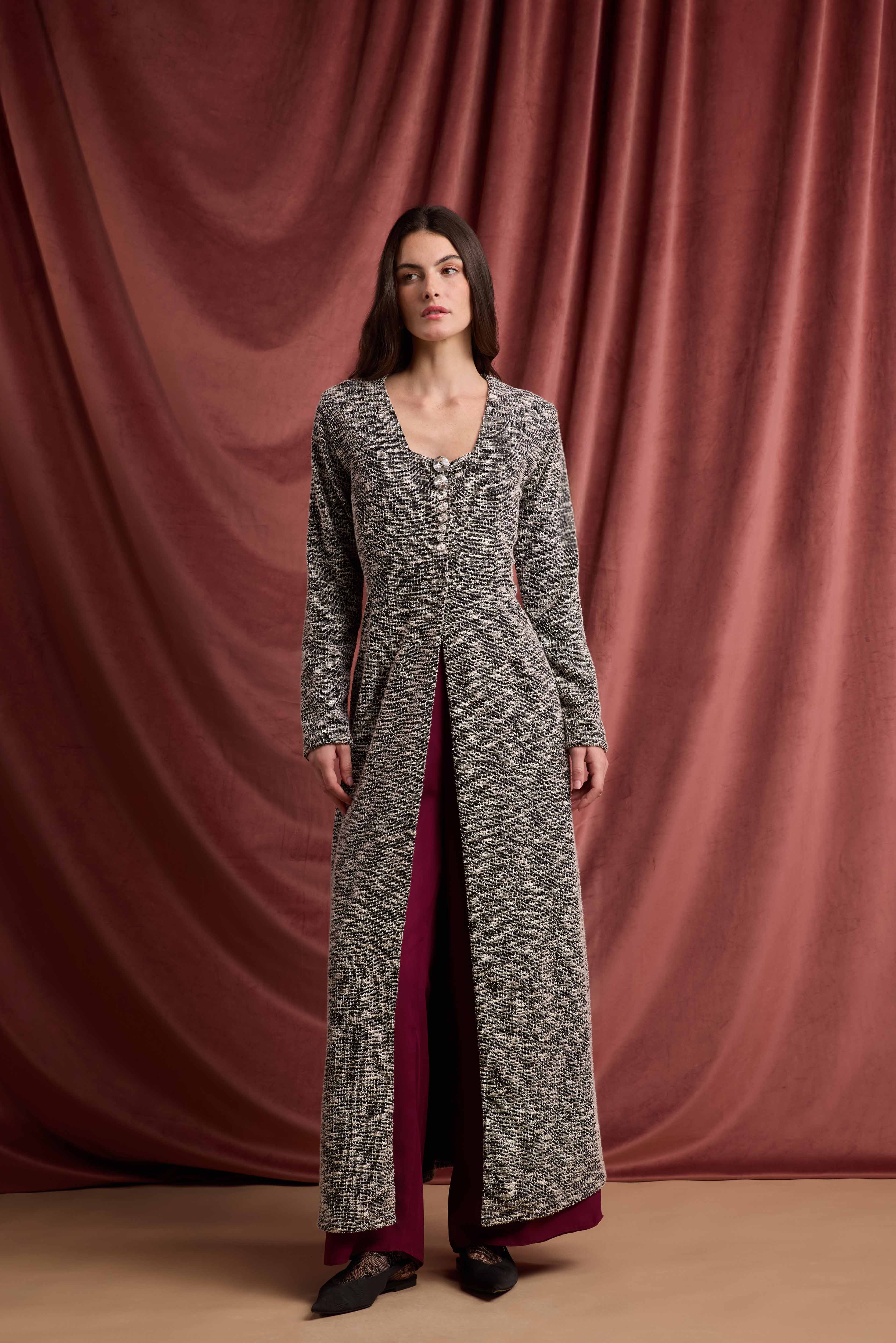 عباءة بقصة مفتوحة وهندسية من تصاميم رزان العزوني