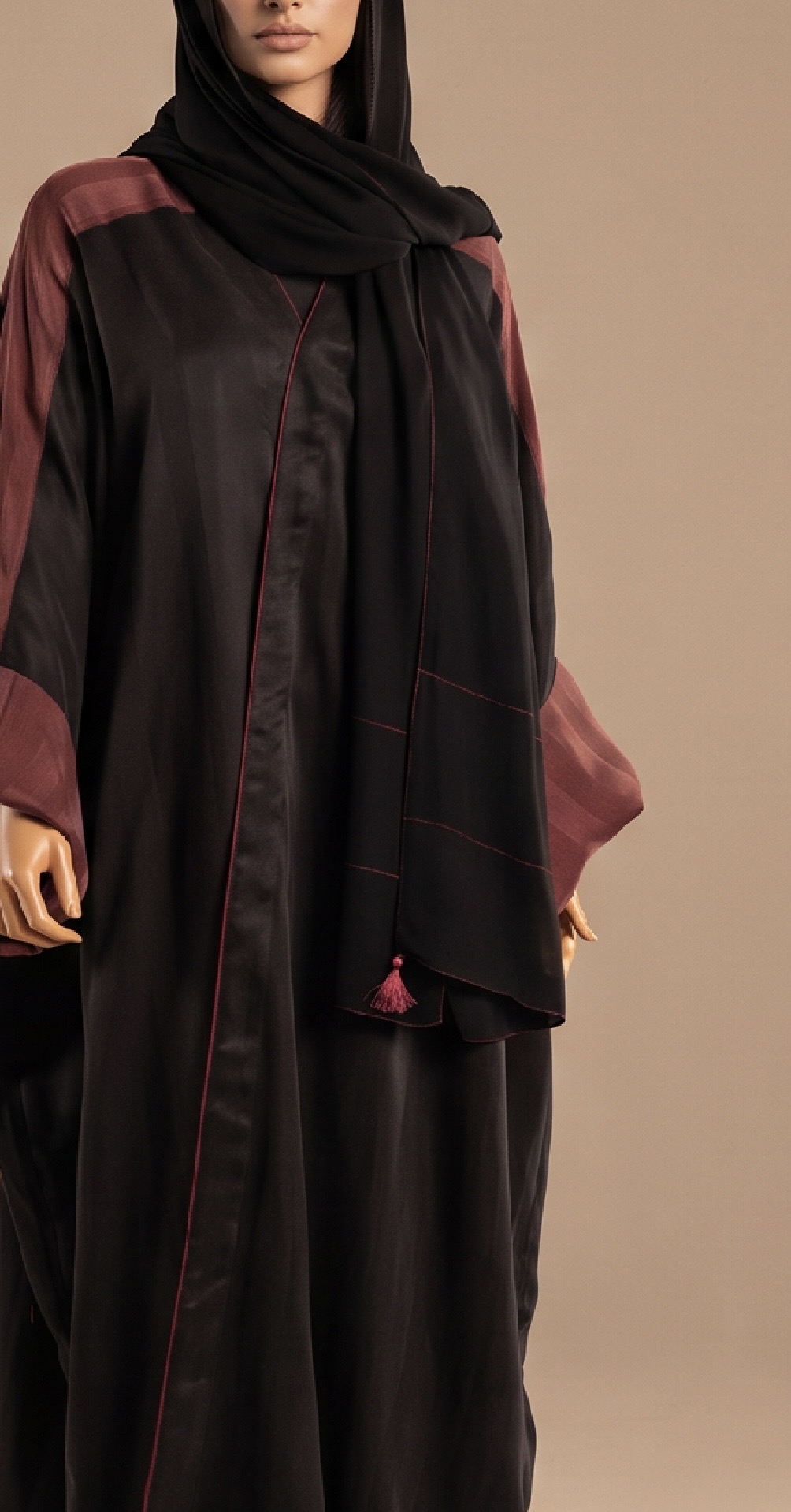 عباءة بلونين مع تطريز خفيف من العلامة ZAM Abaya