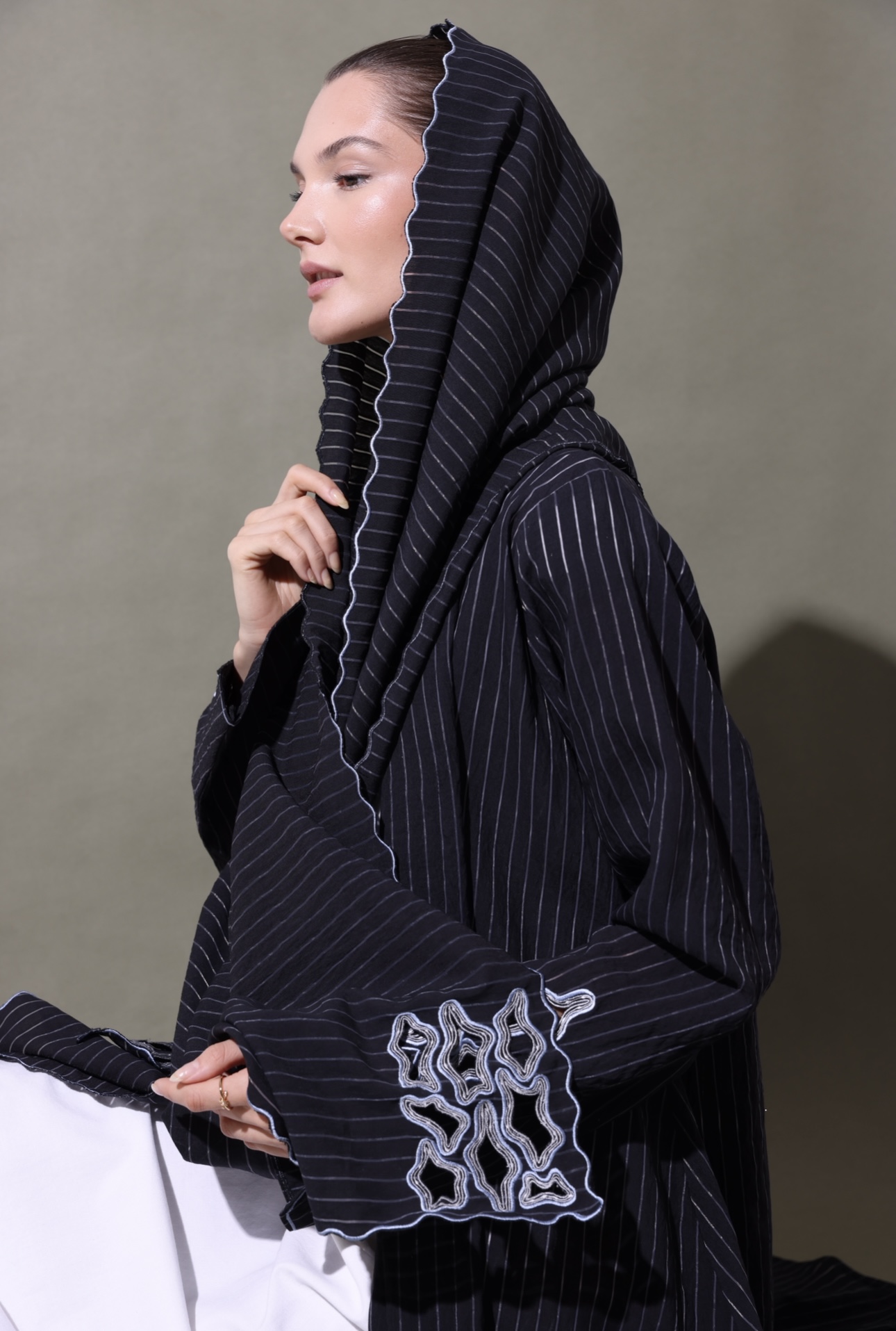 عباءة بنقشة الStripes مع تطريز من العلامة السعودية GA Abaya