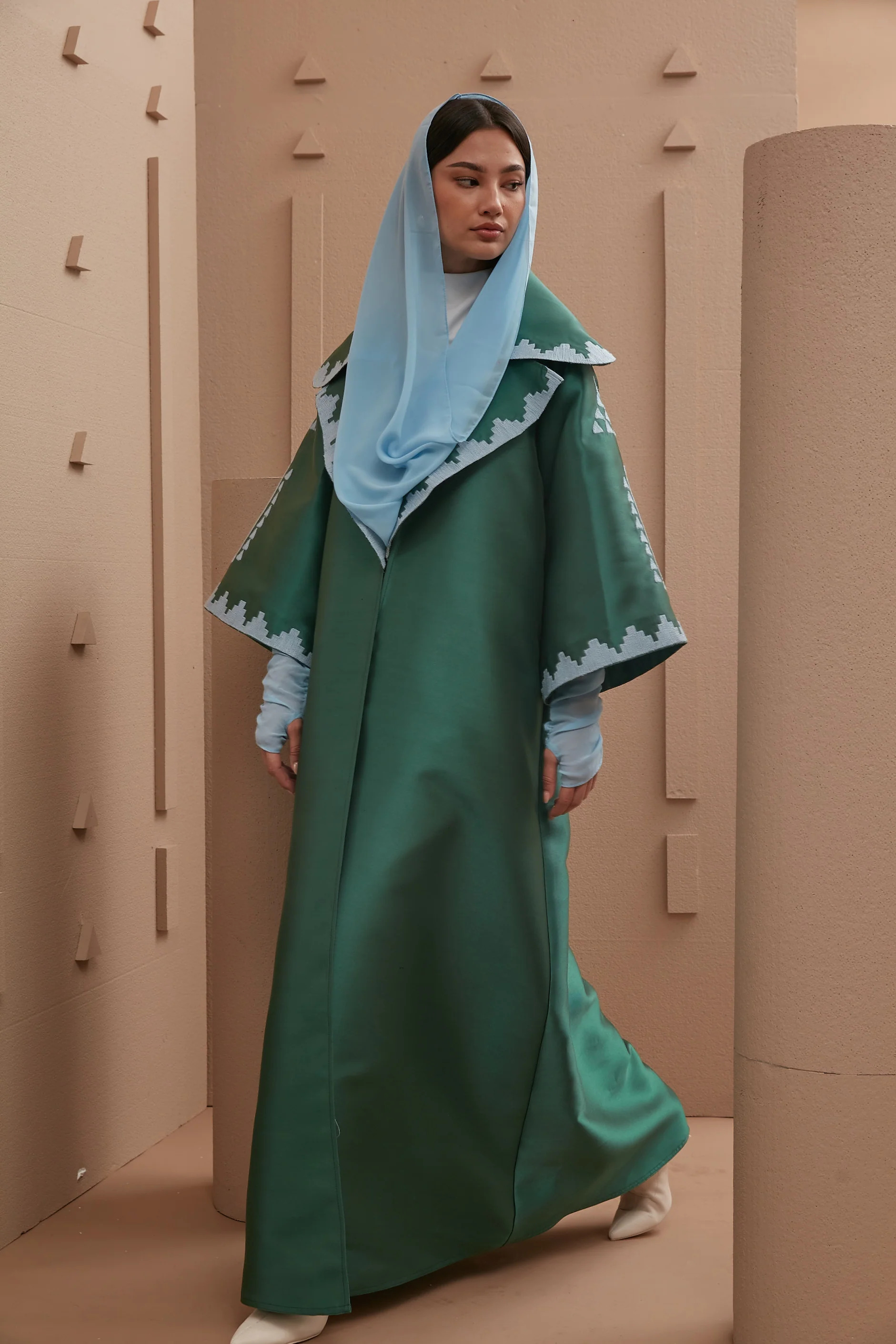 عباءة خضراء فاخرة من R9Designs