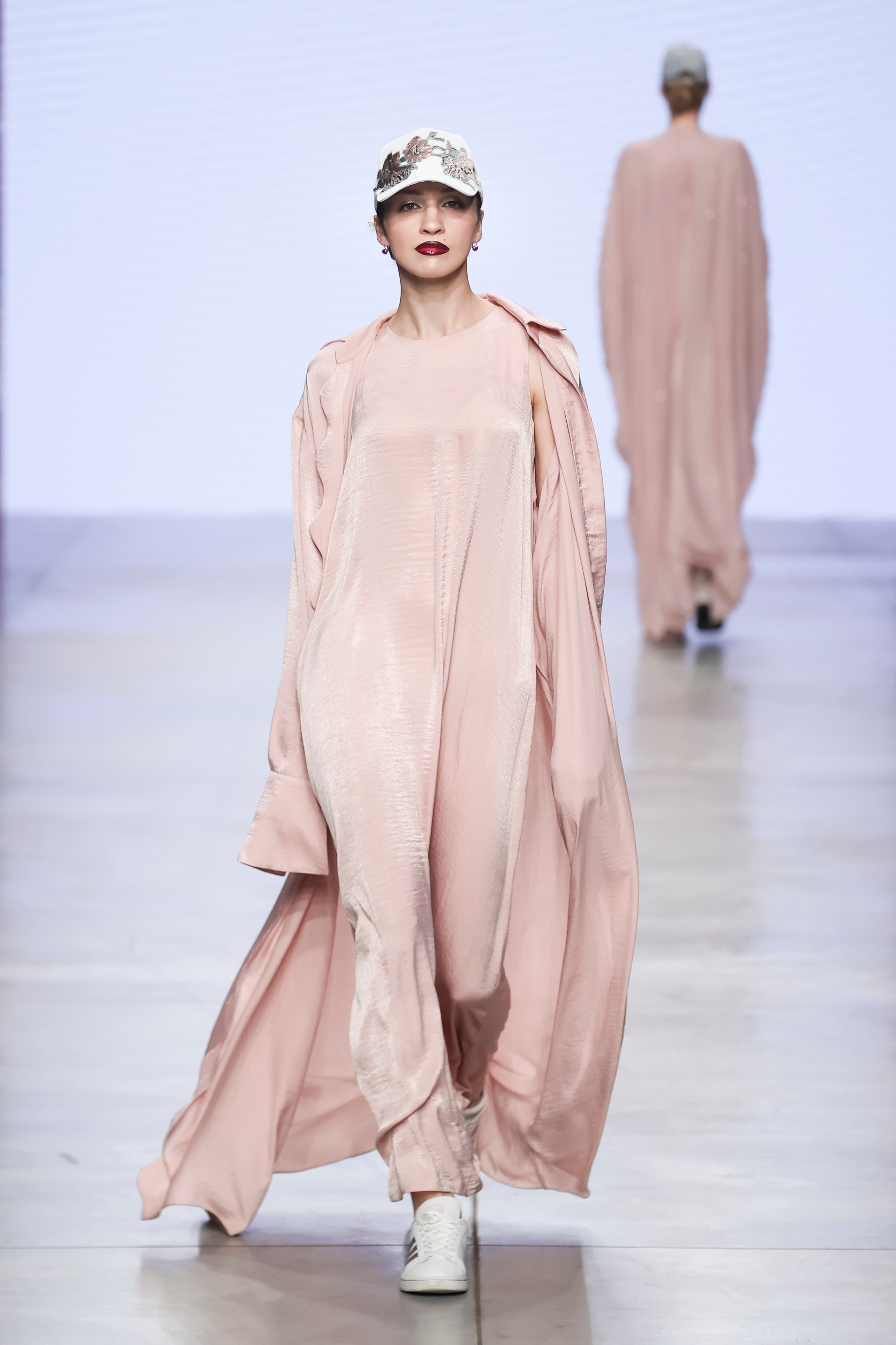 عباءة كاجوال من مجموعة Kaftan ربيع صيف 2022