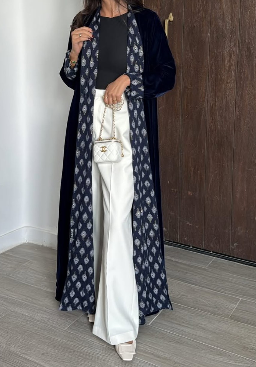 عباءة كحلية بإطلالة مناسبة من Des Farah