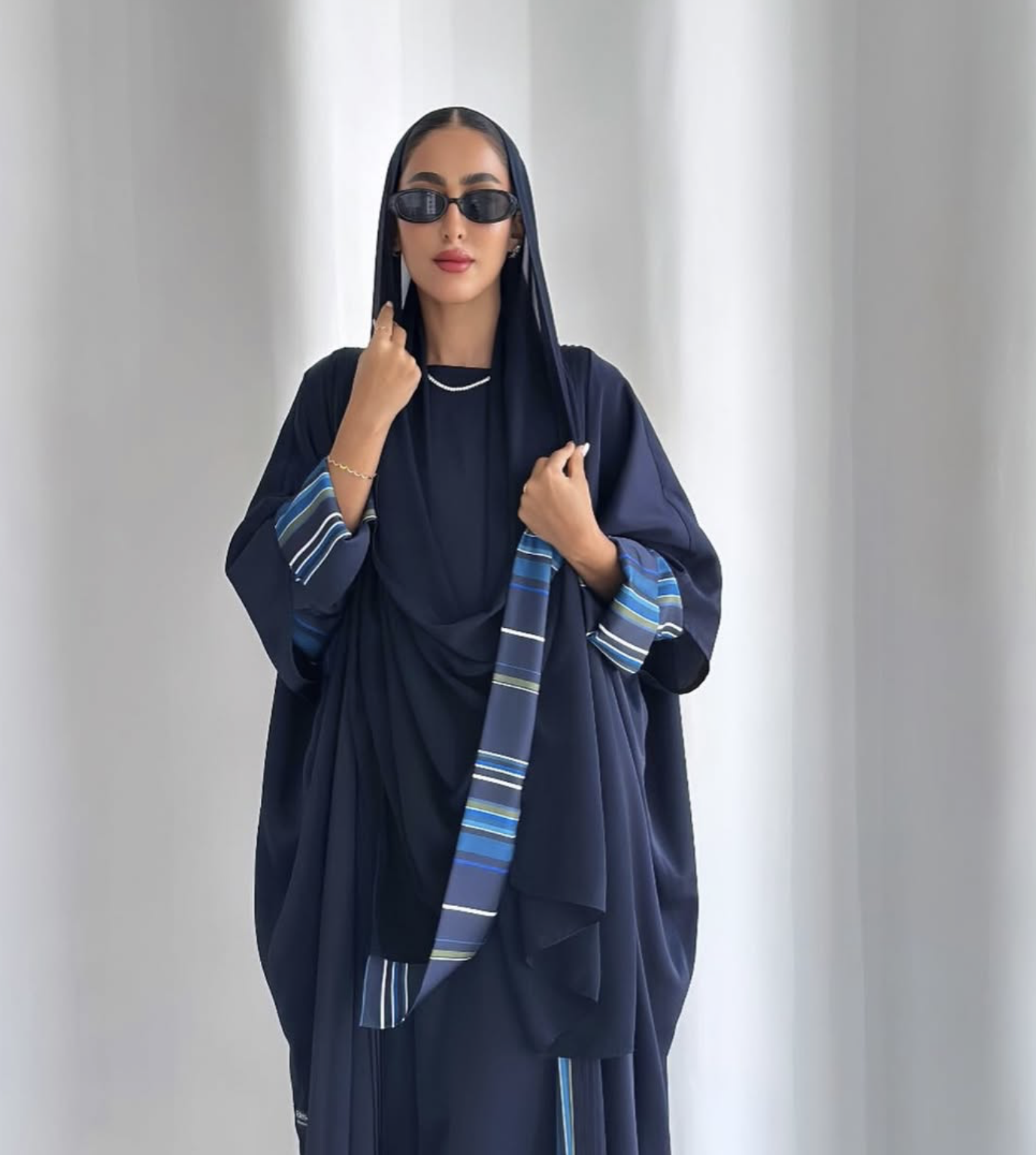 عباءة مخططة من الداخل والأكمام للعلامة السعودية Lines by Raya