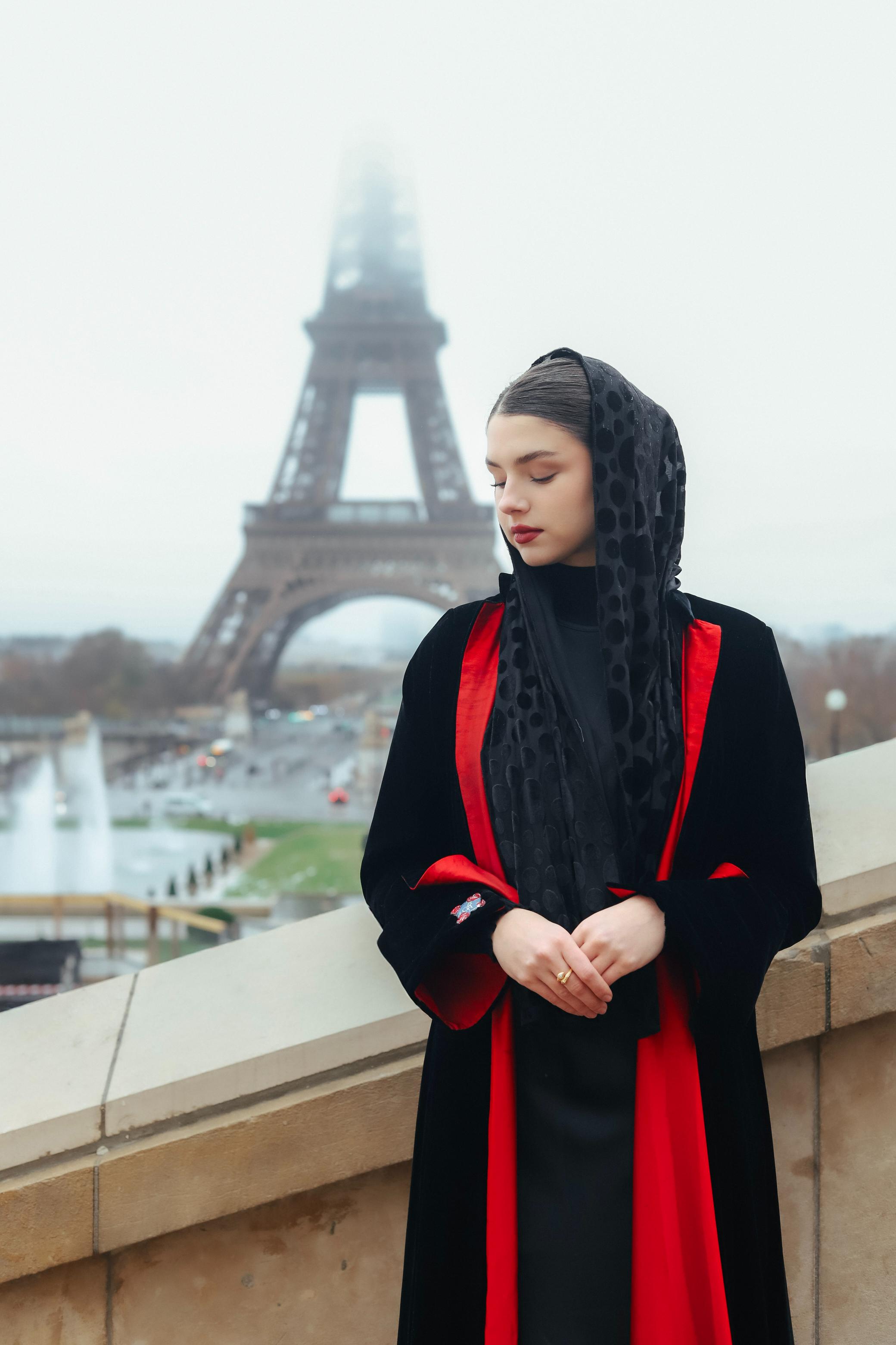 عباءة مخمل مبطنة باللون الأحمر من العلامة السعودية GA Abaya