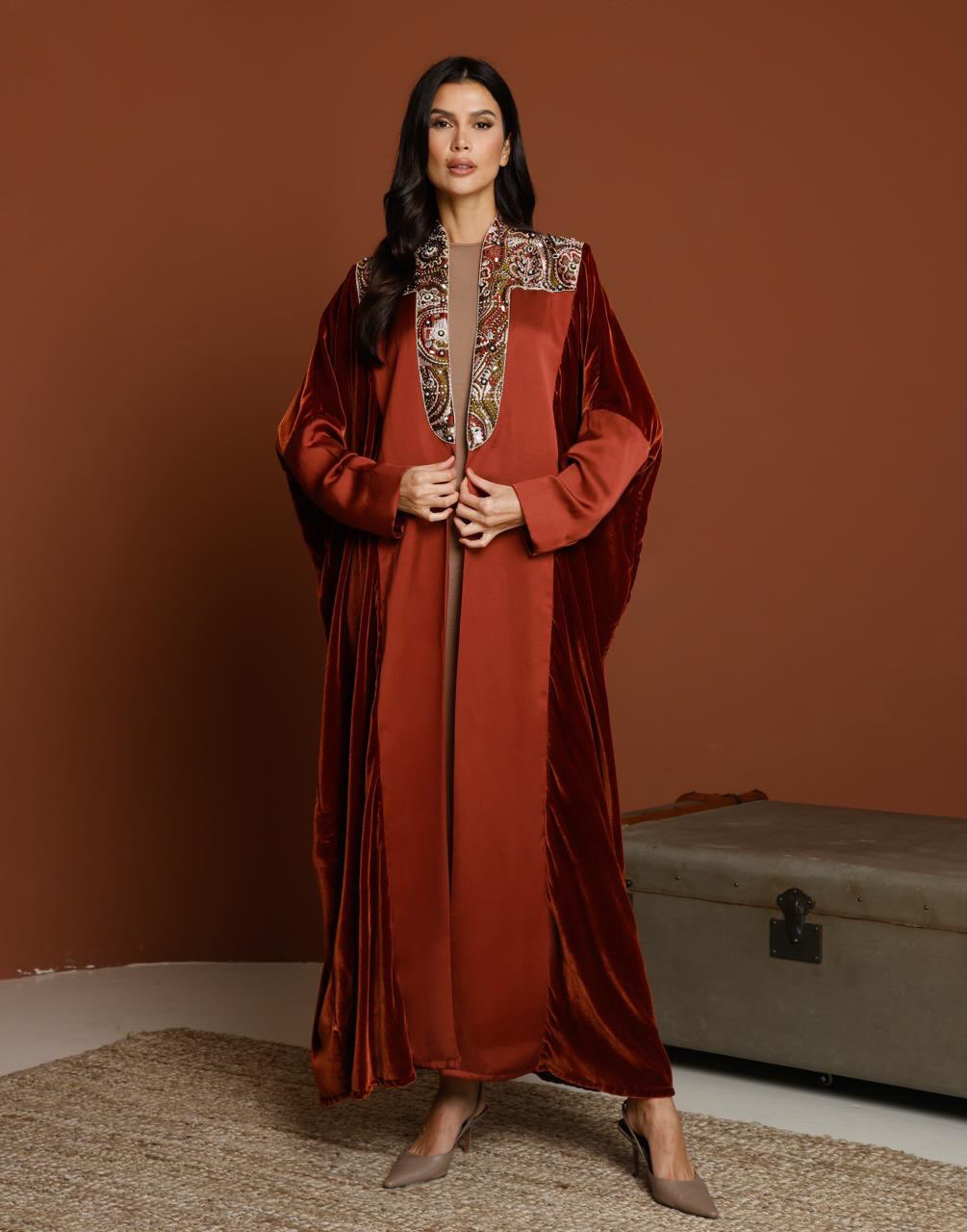 عباءة مخمل مطرزة الأكتاف من راوية باقبص