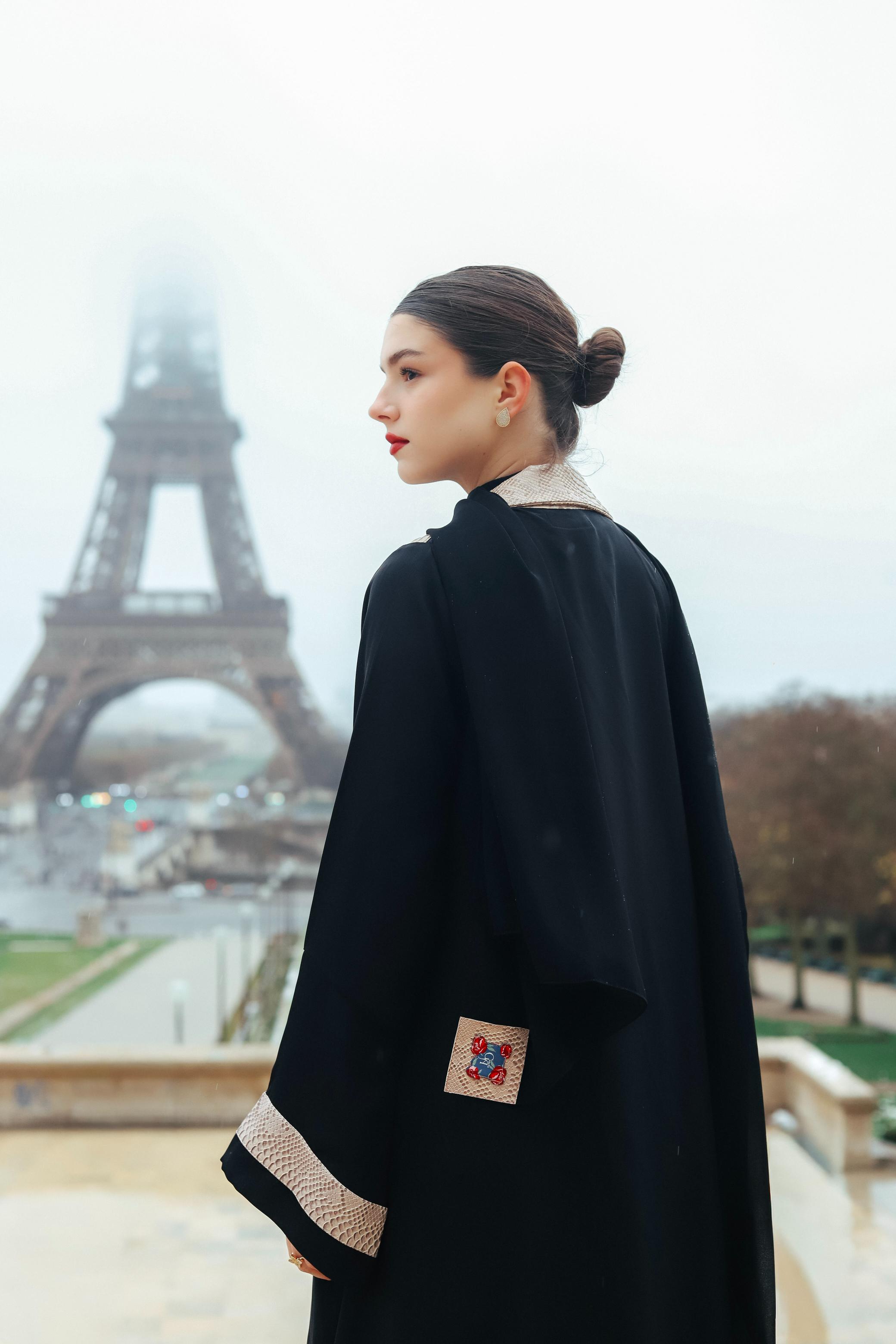 عباءة مخمل مطرزة بالذهبي عند الأكمام من العلامة GA Abaya
