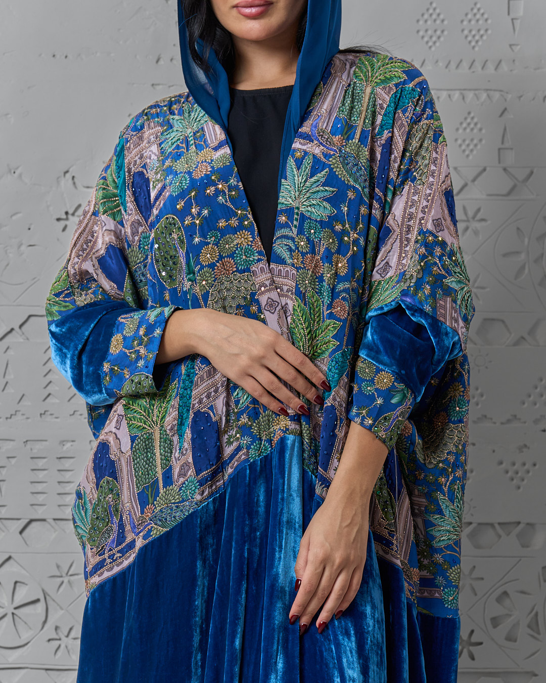 عباءة مخمل مطرزة بالكامل من تصاميم أضواء