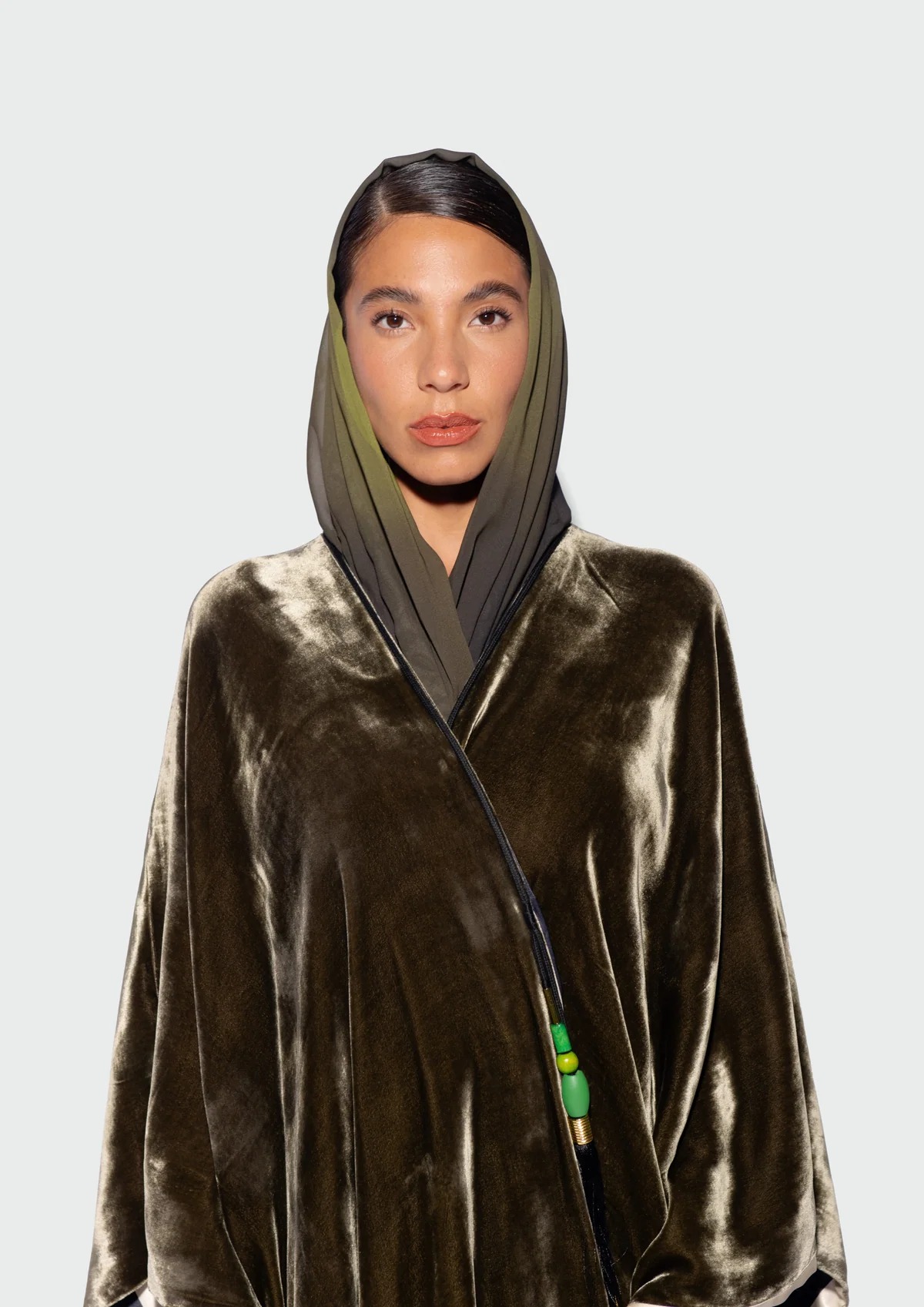 عباءة مخمل من لونين من علامة هارلينز من معرض أنا عربية