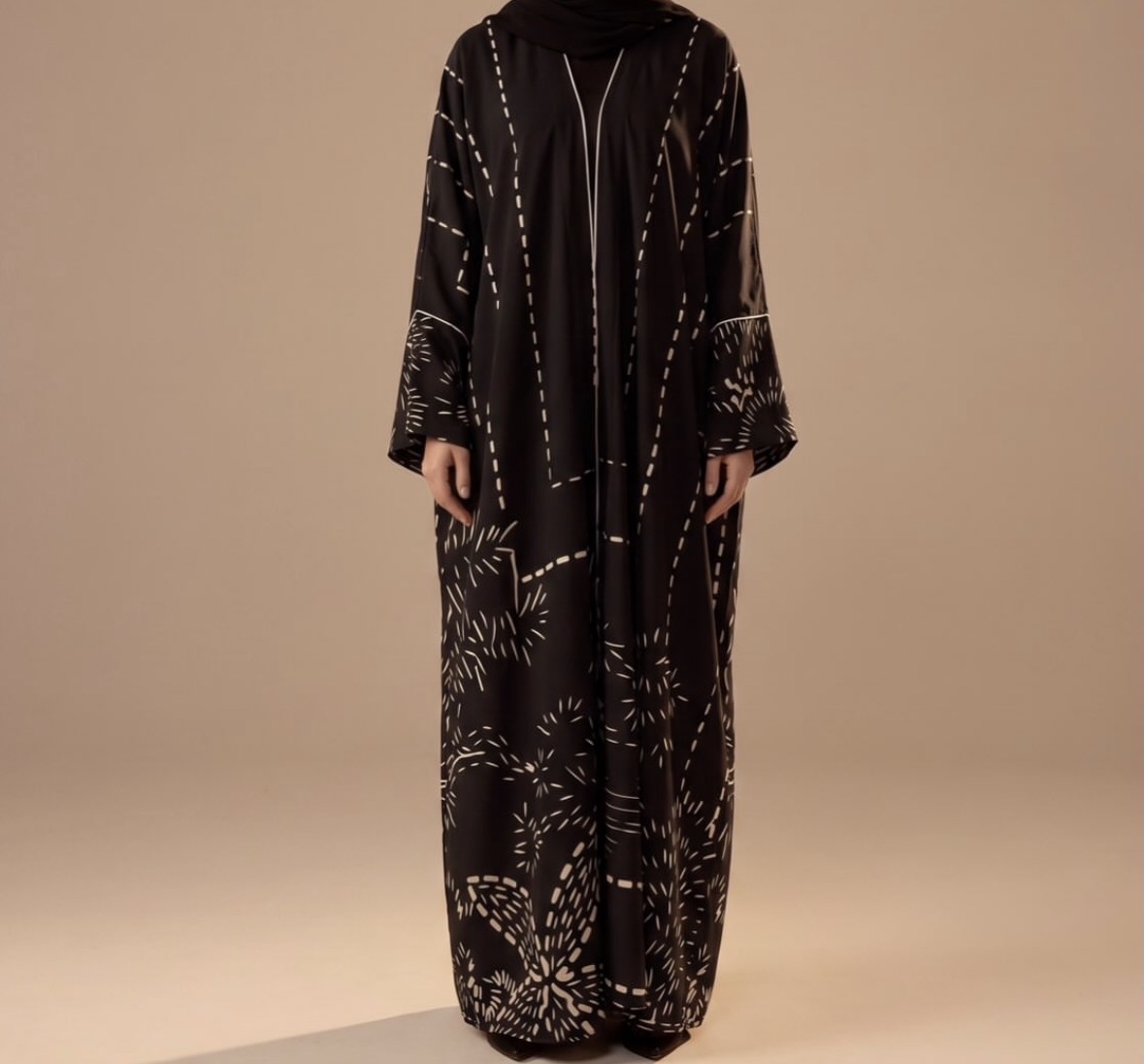 عباءة مع تطريز مميز للنخل من العلامة ZAM Abaya