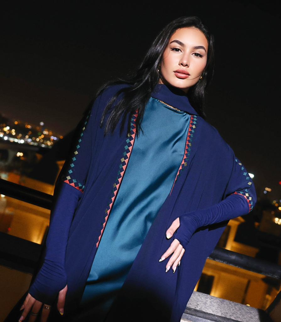 عباءة مع فستان من تصاميم العلامة Ziya Wear