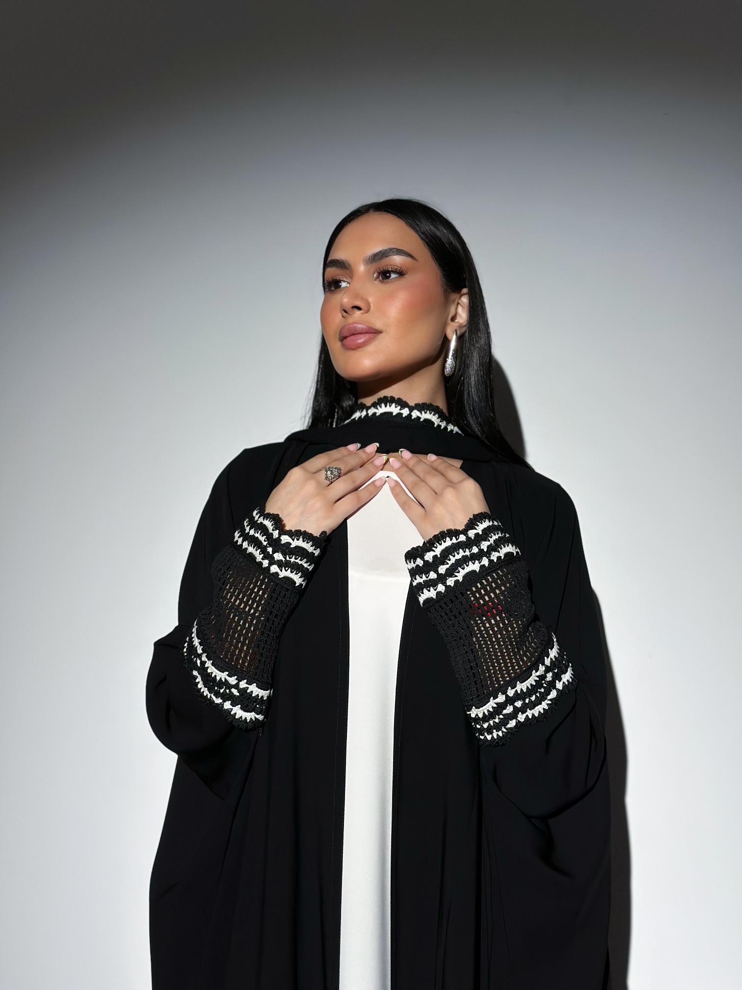 عباءة مميزة بالكروشيه من العلامة السعوديةRSM By Reem