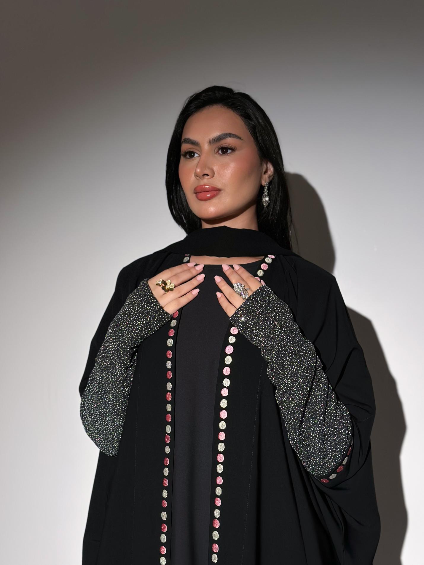 عباءة مميزة مع أكمام فضية للعلامة السعودية RSM By Reem